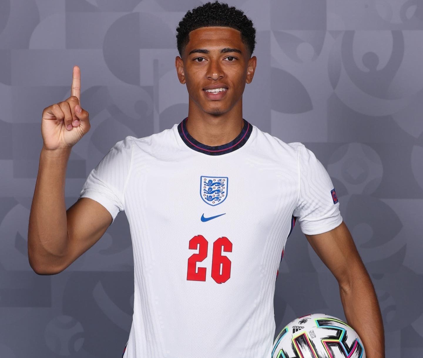 沙特球队老板：萨拉赫太老了，维尼修斯来这里一定能大放异彩（沙特俱乐部老板：萨拉赫年纪偏大，维尼修斯若加盟必将闪耀）