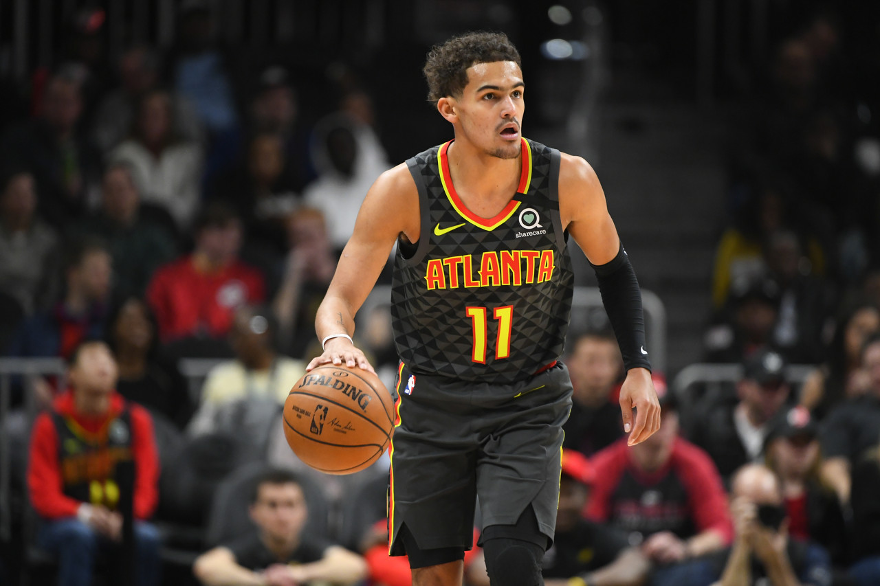 梅努哥哥身穿“放梅努离队”T恤现身球场，对阿莫林表示抗议（梅努兄长穿“让梅努走”字样T恤亮相球场，矛头直指阿莫林）