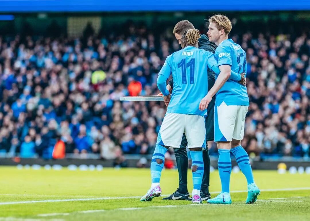 国脚中场精准传球，撕开对手防线（国脚中场精准直塞，穿透对手防线）