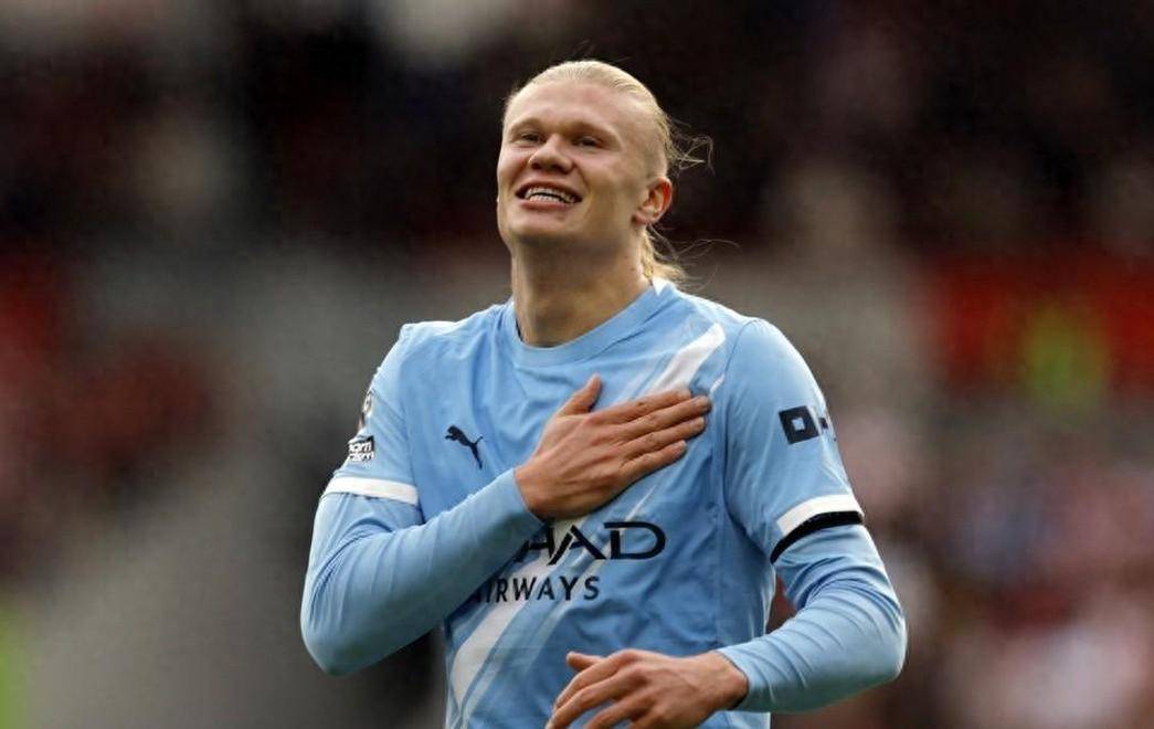 个人能力！两队进攻陷入困境， 奎因上场外线运球高难度急停三分命中！（凭个人能力破局：双方进攻受阻，奎因外线运球急停命中高难度三分）