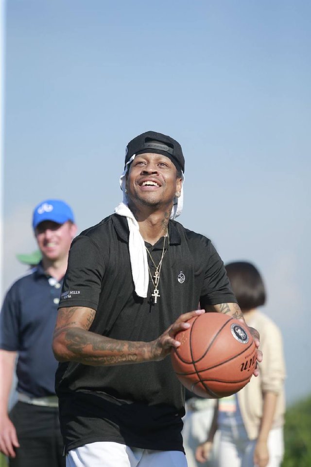 不给冠军面子？为王博颁戒指掉地上，楼明更衣室领奖，球迷：太教条了（冠军礼仪翻车？王博颁戒指意外落地，楼明转赴更衣室领奖，球迷吐槽太教条）