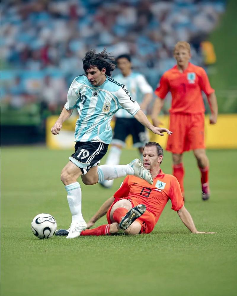 中外球员对待球迷的态度差距真大！（中外球员对球迷态度差异明显）