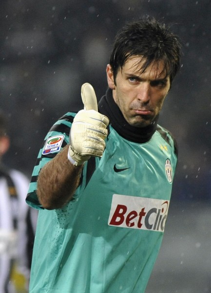 门将扑出点球，全场掌声雷动（门将拒点成功，球场掌声如潮）