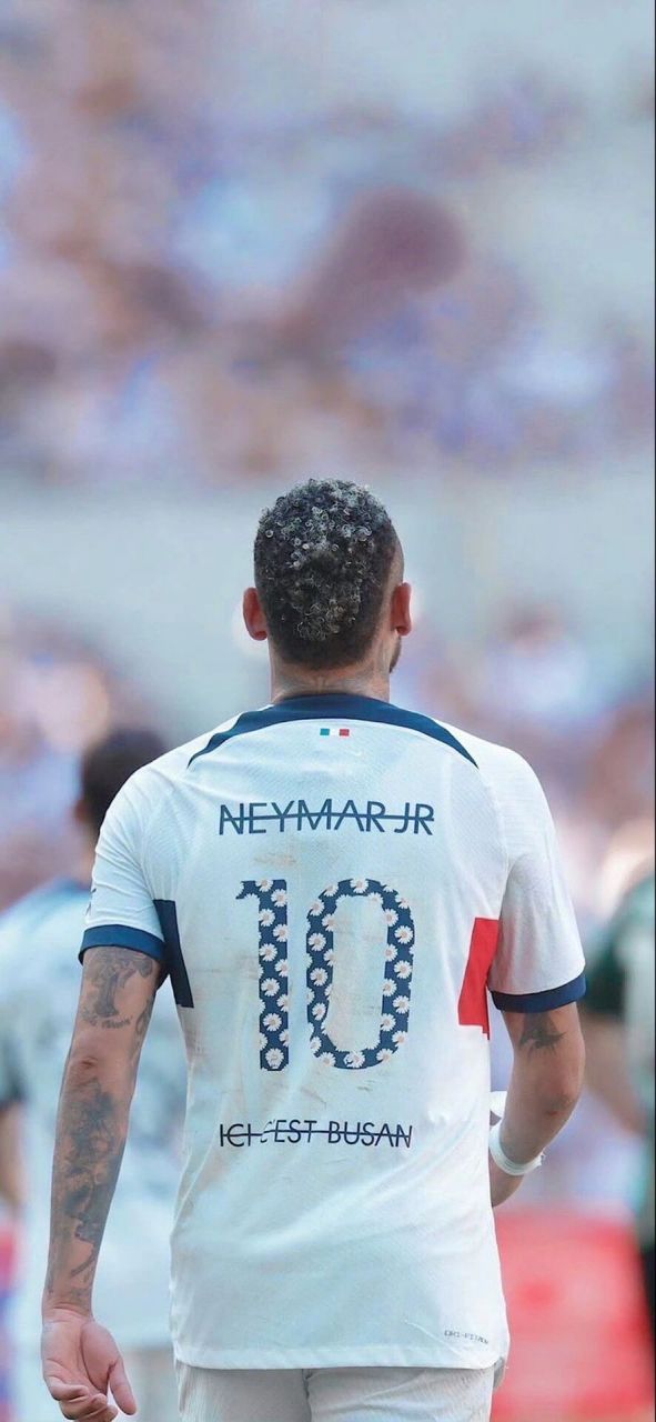 每体：费尔明出席家乡的巴萨及个人球迷协会成立活动，为球迷签名（每体：费尔明回到家乡见证巴萨与个人球迷会成立，亲为球迷签名）